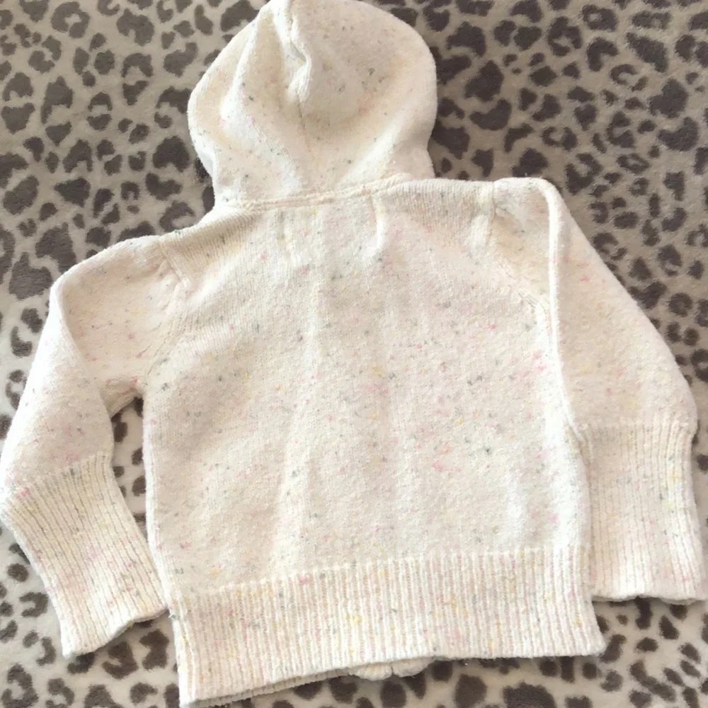 2007 Old Navy Hooded Sweater in Cream Size 18-24 months
